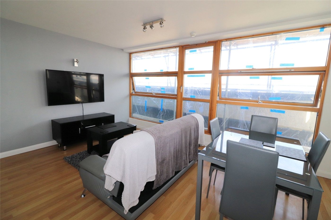 2 bedroom property for sale in 102 High Street | Robinson Jackson