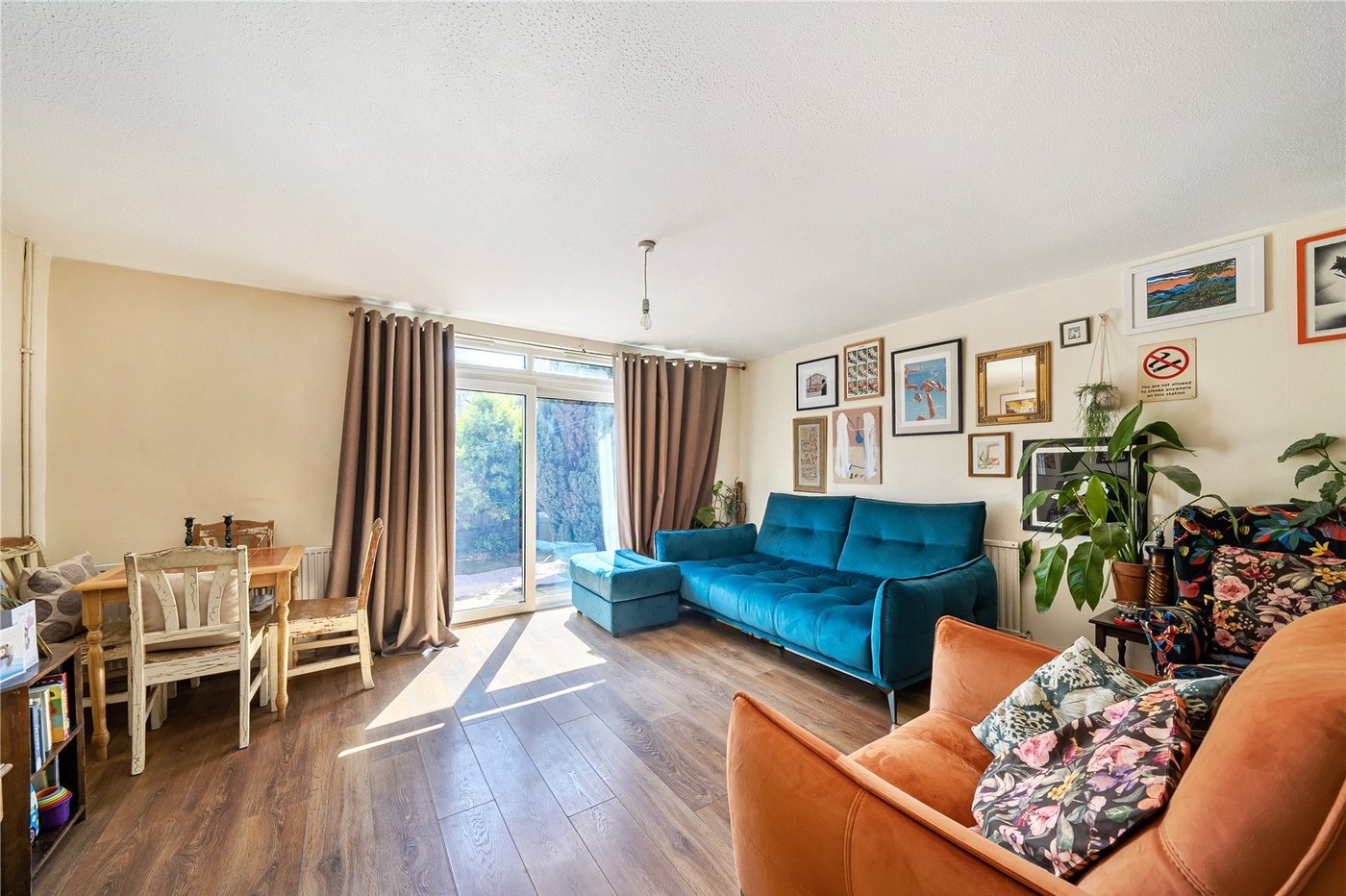 3 bedroom property for sale in London | Robinson Jackson