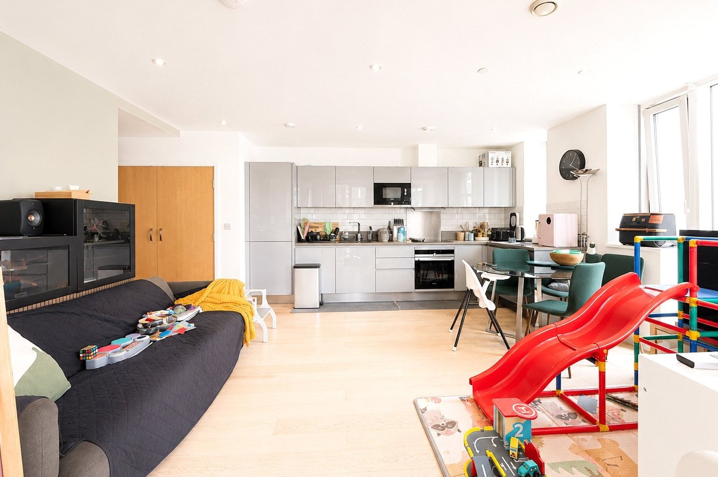 2 bedroom property for sale in London | Robinson Jackson