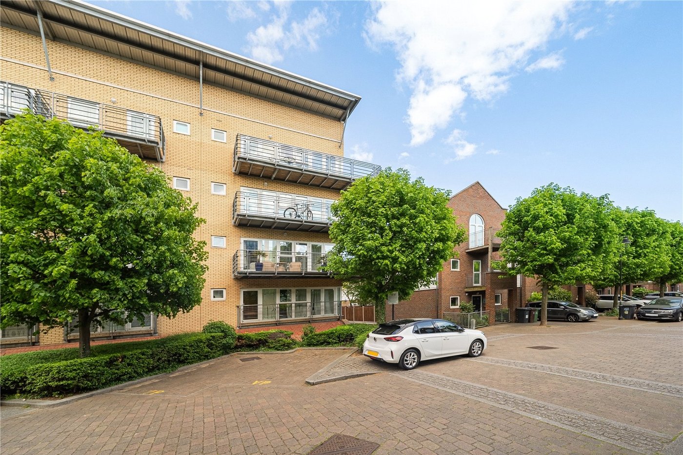 2 bedroom property for sale in Greenhithe | Robinson Jackson