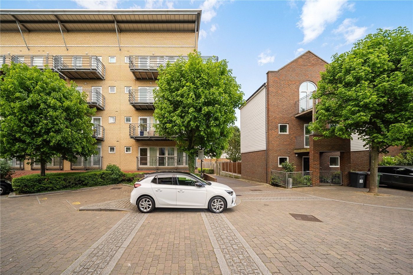 2 bedroom property for sale in Greenhithe | Robinson Jackson