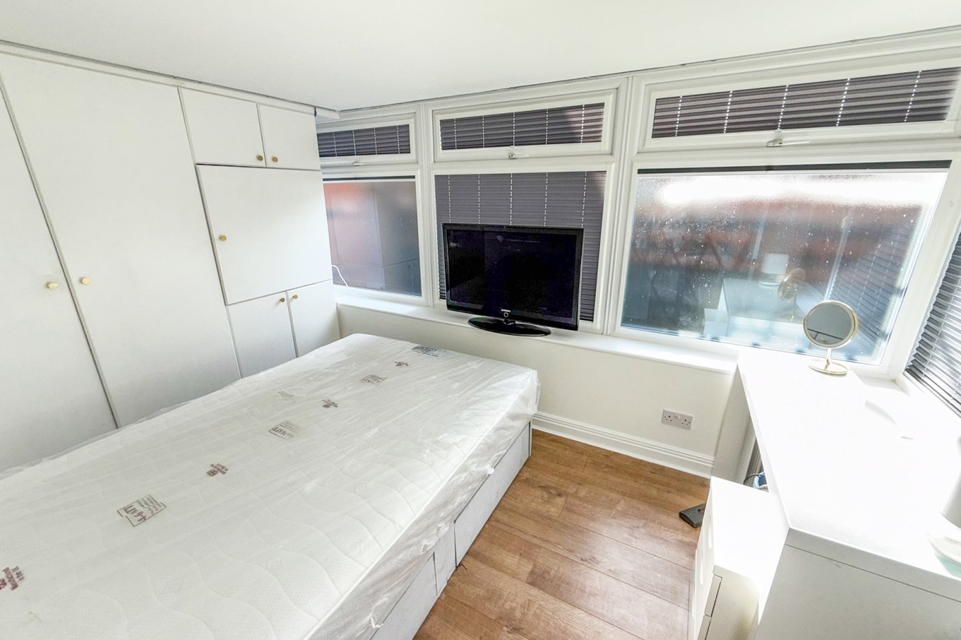 3 bedroom house for sale in London | Robinson Jackson