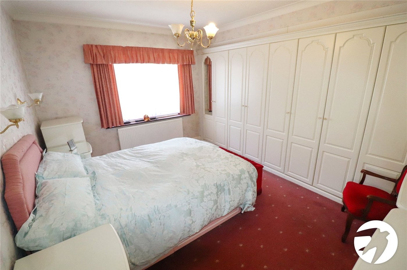 2 bedroom bungalow for sale in London | Robinson Jackson