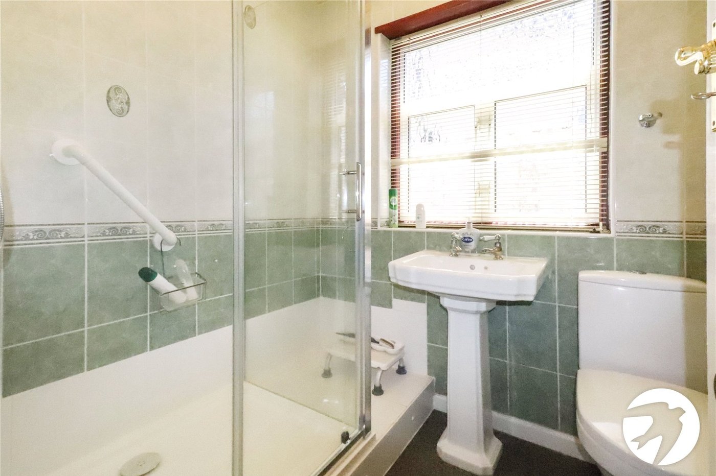 2 bedroom bungalow for sale in London | Robinson Jackson