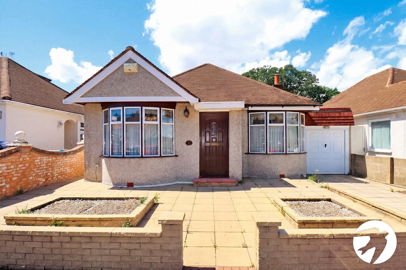 2 bedroom bungalow for sale in London | Robinson Jackson