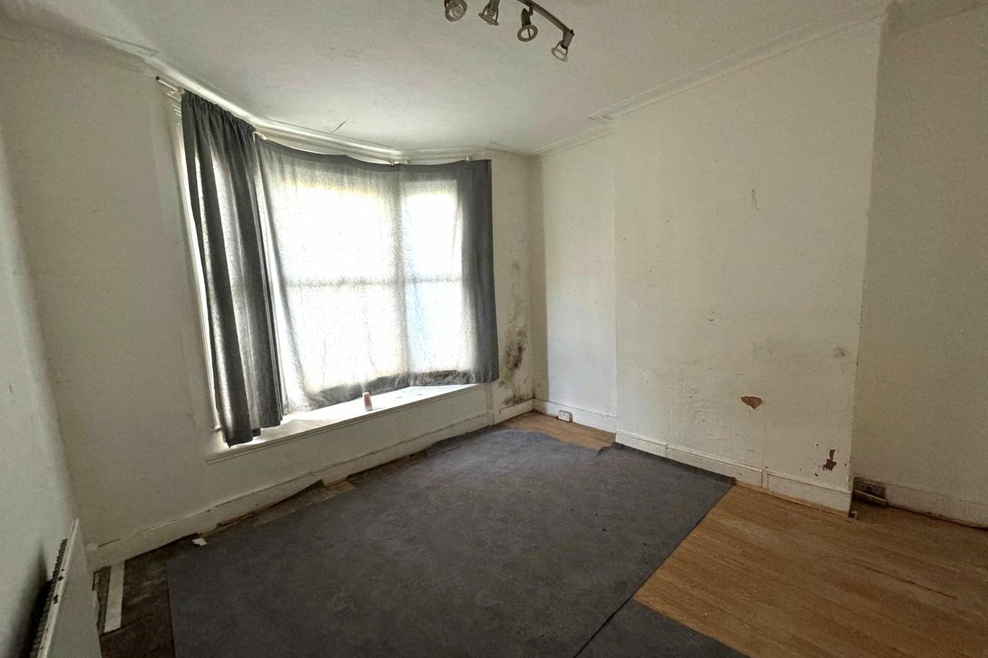 2 bedroom property for sale in London | Robinson Jackson