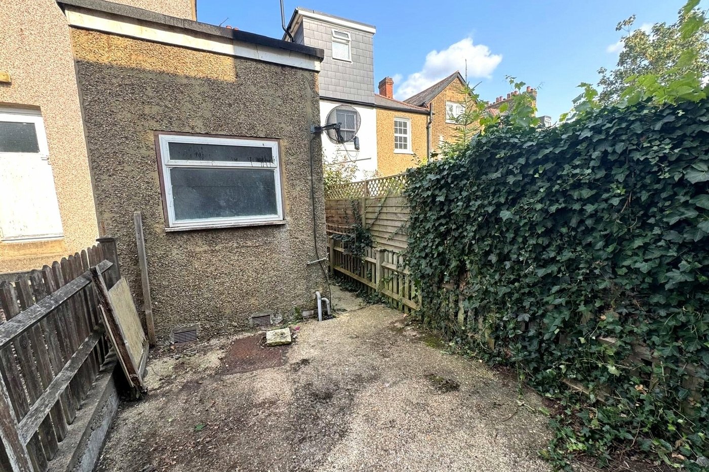 2 bedroom property for sale in London | Robinson Jackson