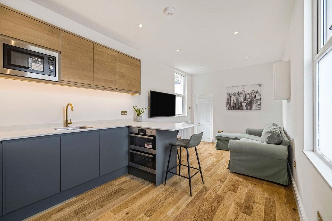2 bedroom property for sale in London | Robinson Jackson