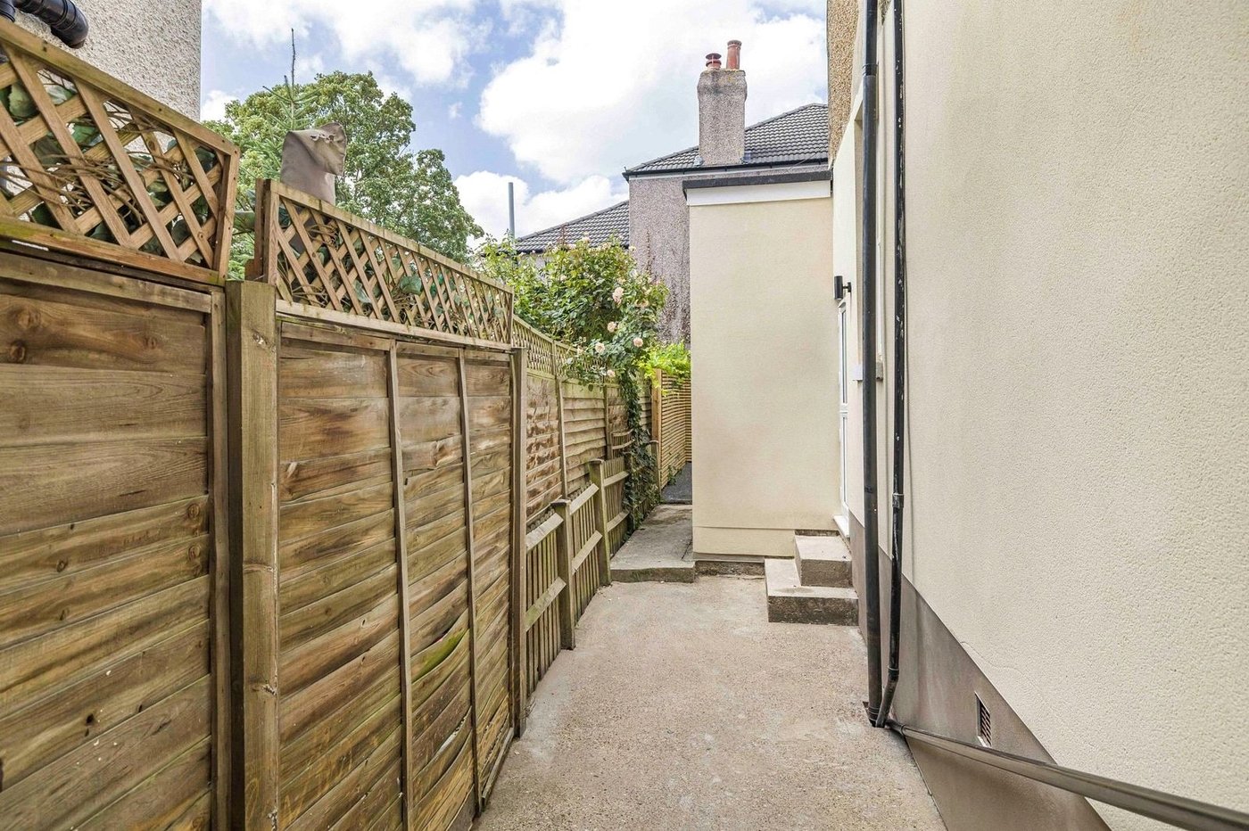 2 bedroom property for sale in London | Robinson Jackson