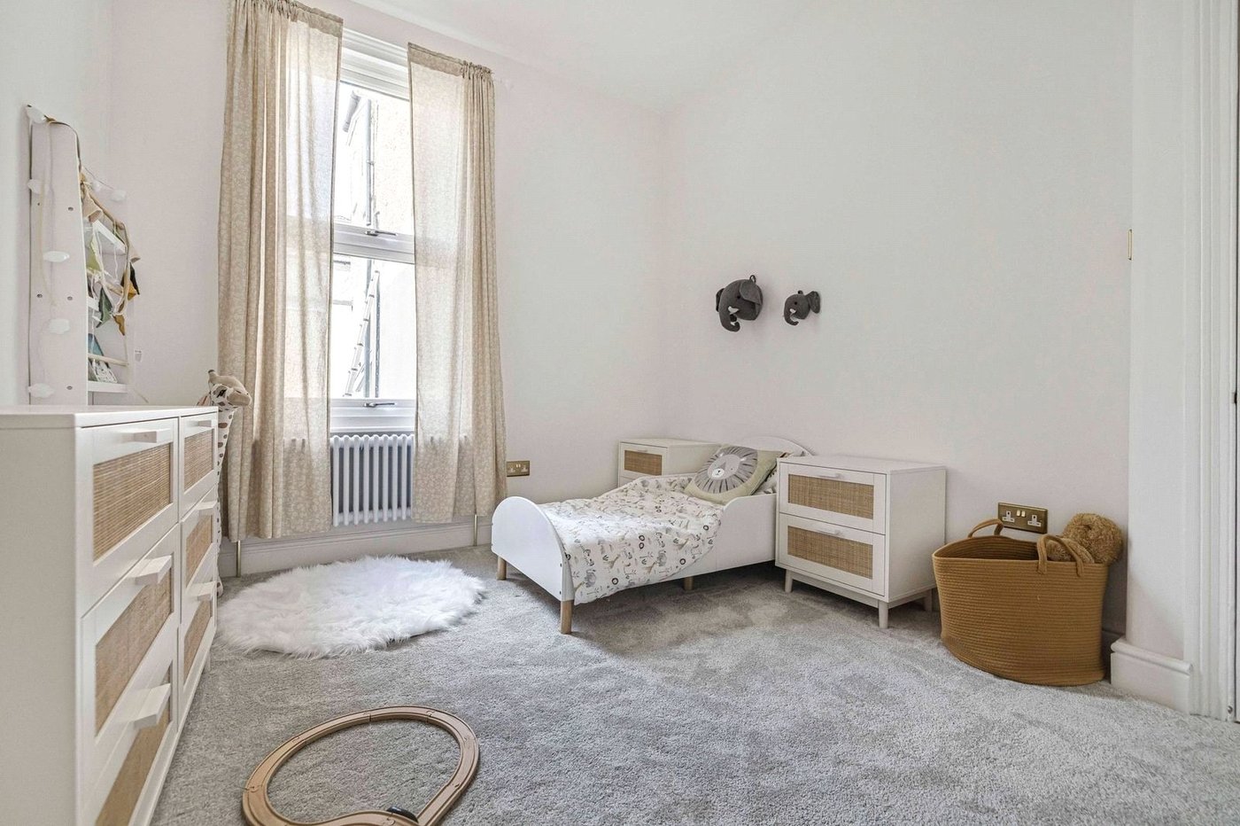 2 bedroom property for sale in London | Robinson Jackson
