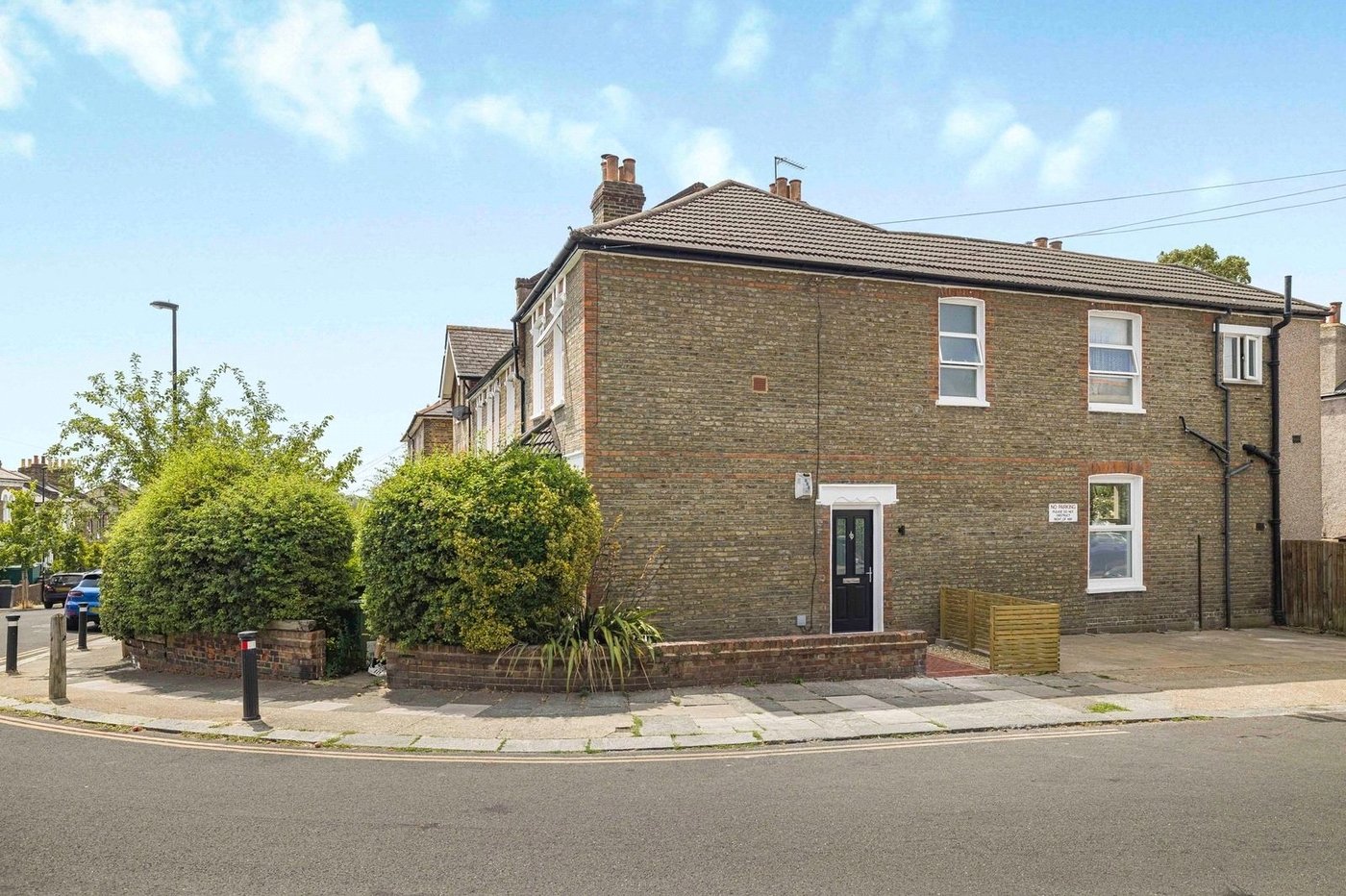 2 bedroom property for sale in London | Robinson Jackson