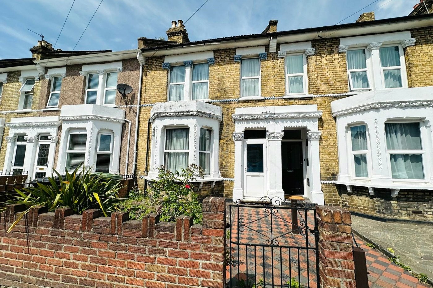 3 bedroom house for sale in London | Robinson Jackson