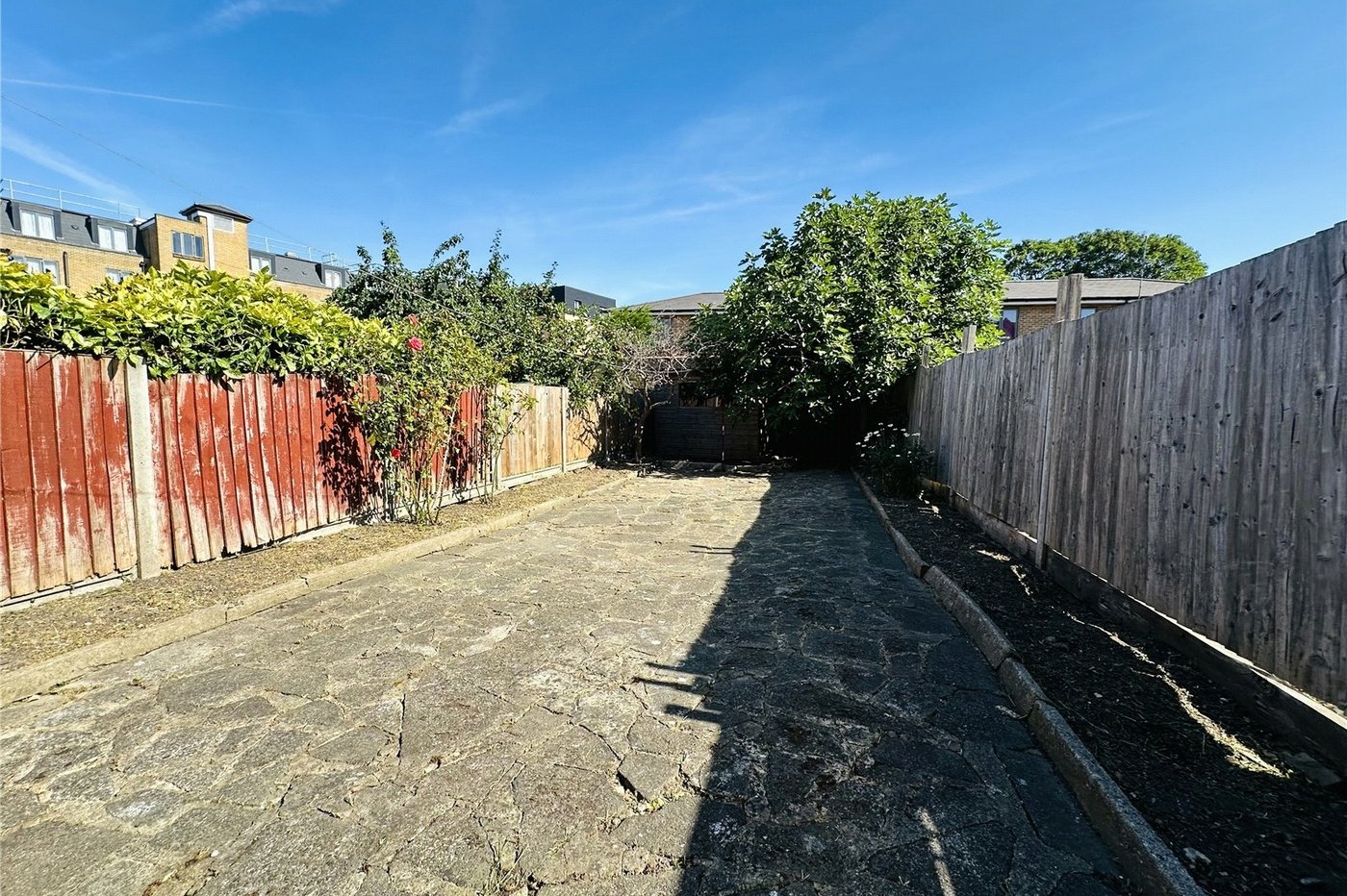 3 bedroom house for sale in London | Robinson Jackson