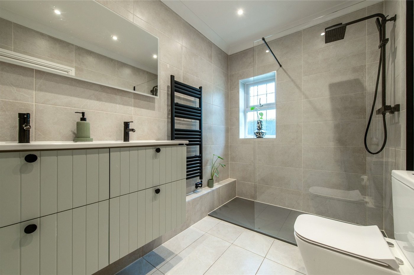 4 bedroom bungalow for sale in Cuxton | Robinson Michael & Jackson