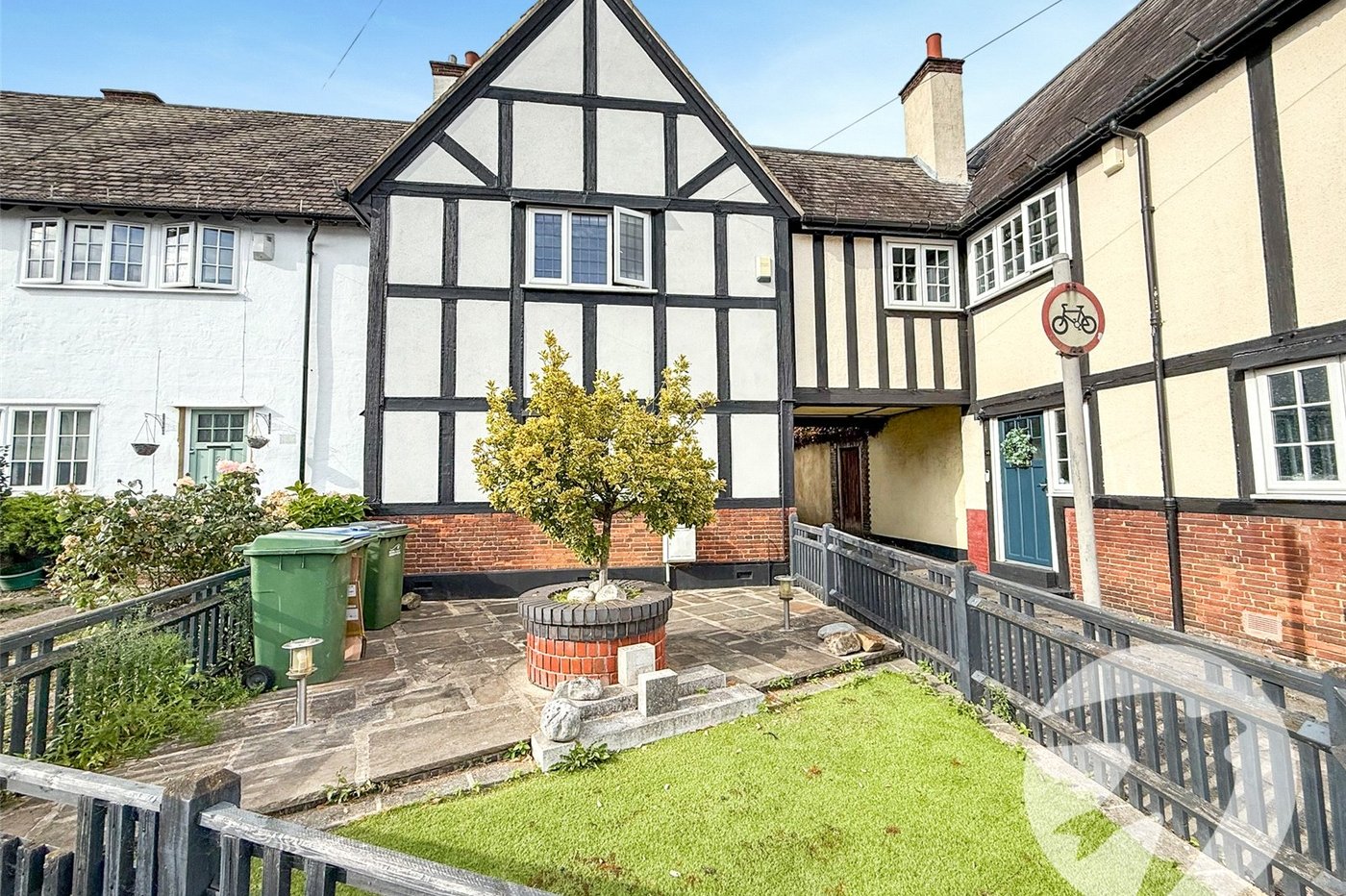 3 bedroom house for sale in London | Robinson Jackson