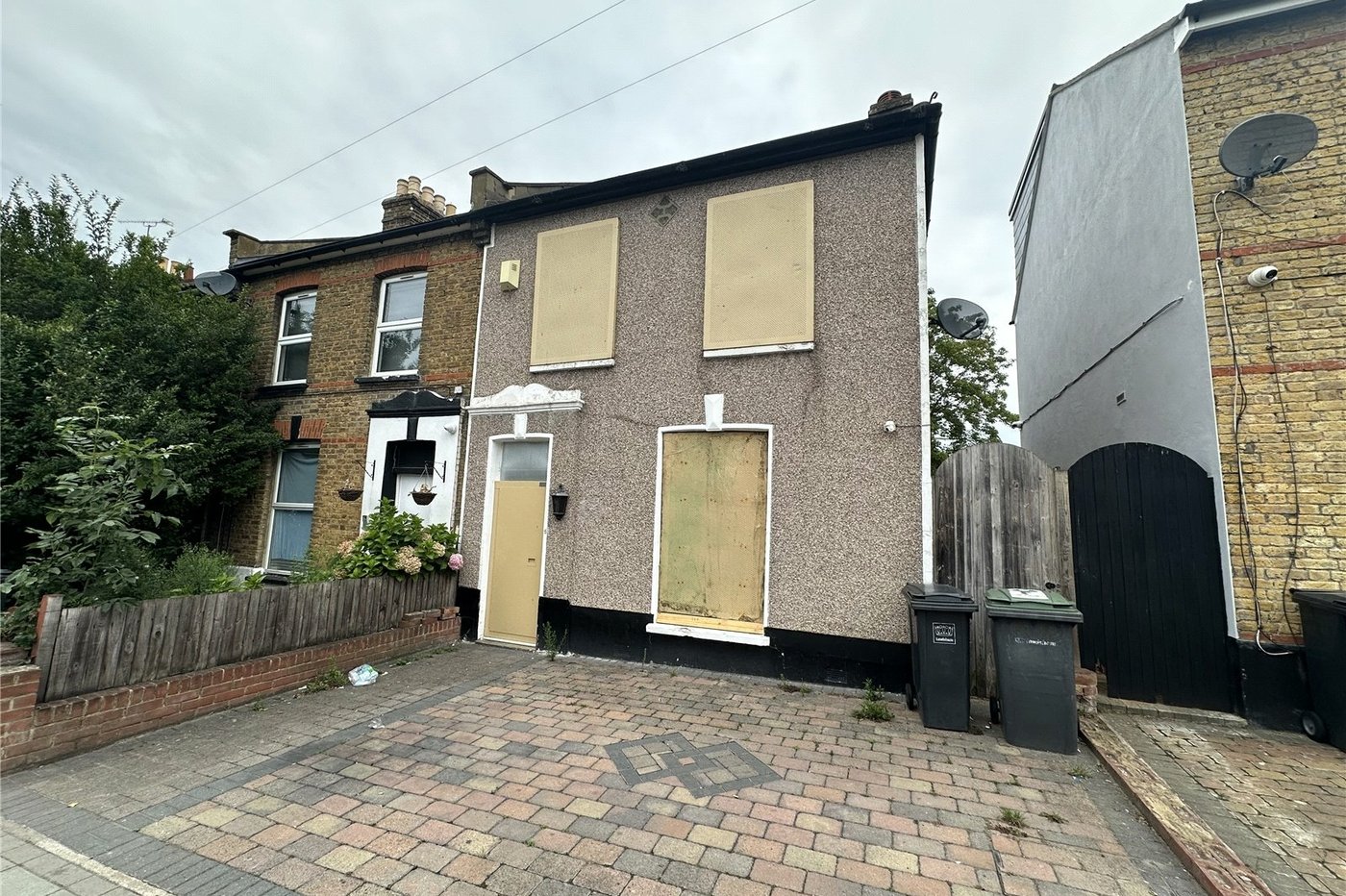 2 bedroom house for sale in London | Robinson Jackson