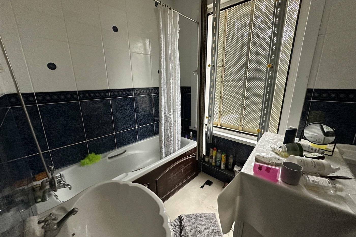 2 bedroom house for sale in London | Robinson Jackson