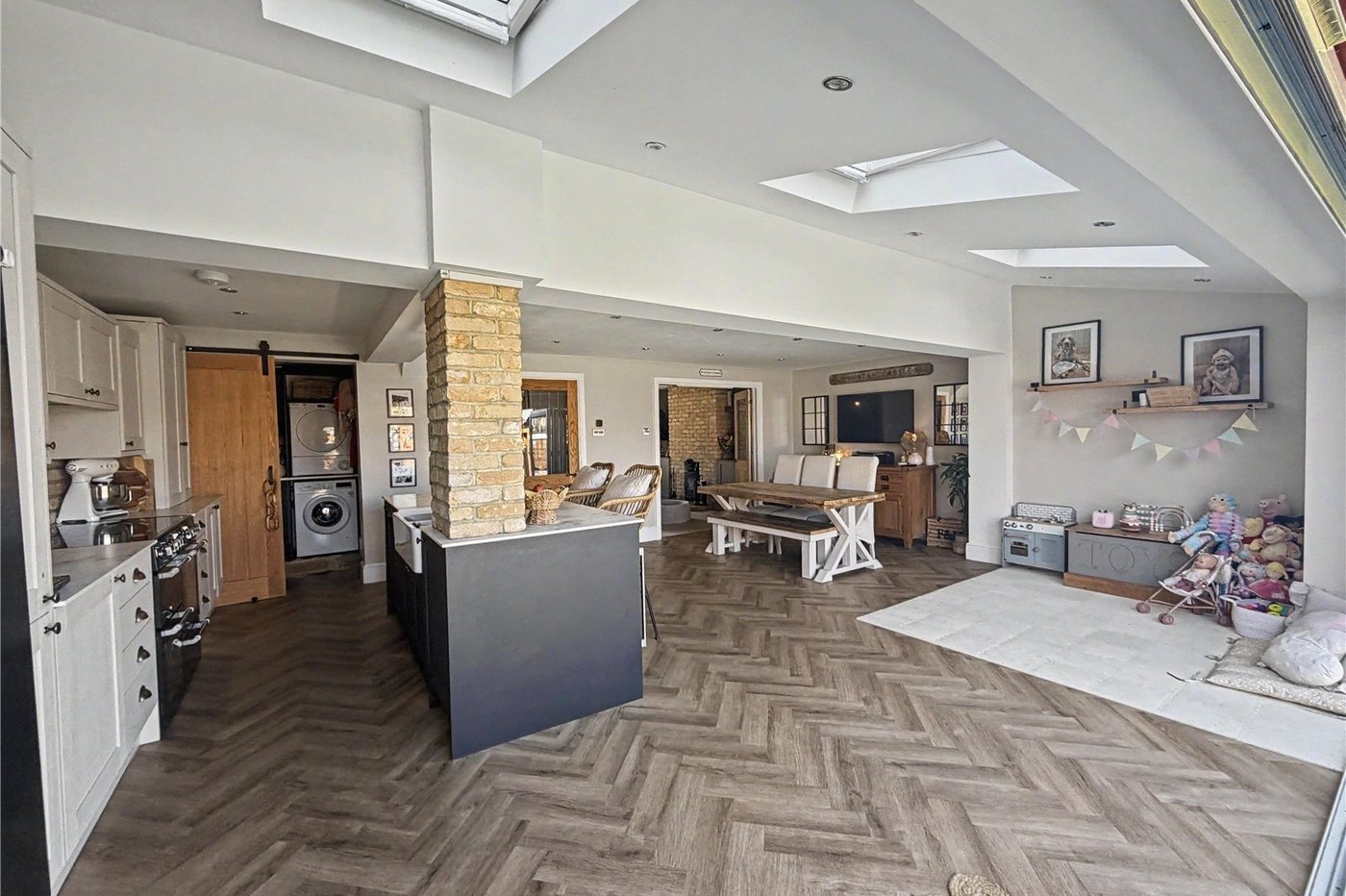 4 bedroom house for sale in Rainham | Robinson Michael & Jackson