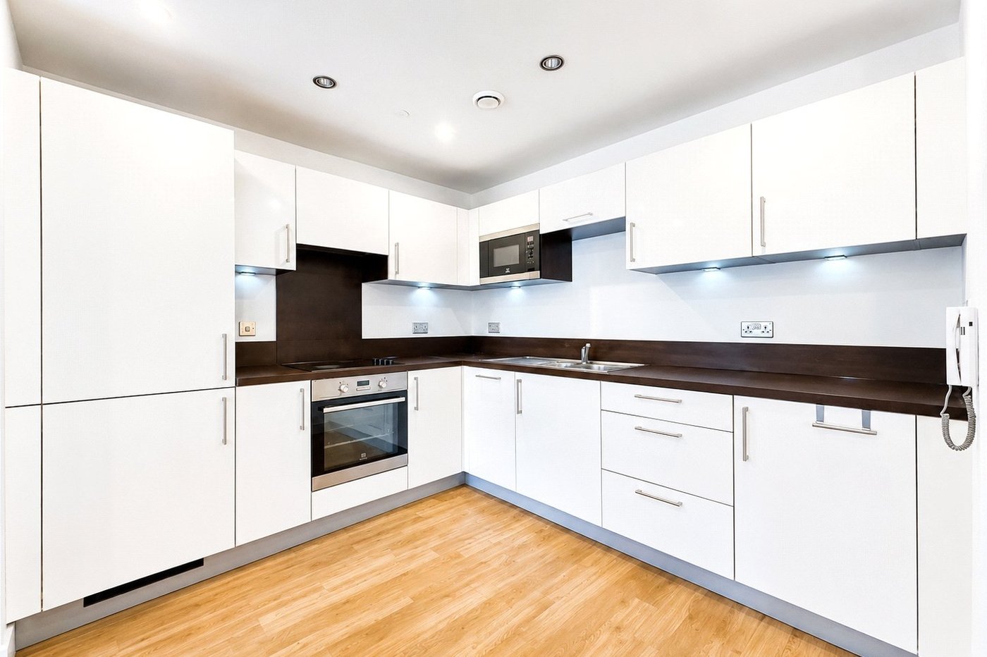 2 bedroom property for sale in 2 Cornmill Lane | Robinson Jackson