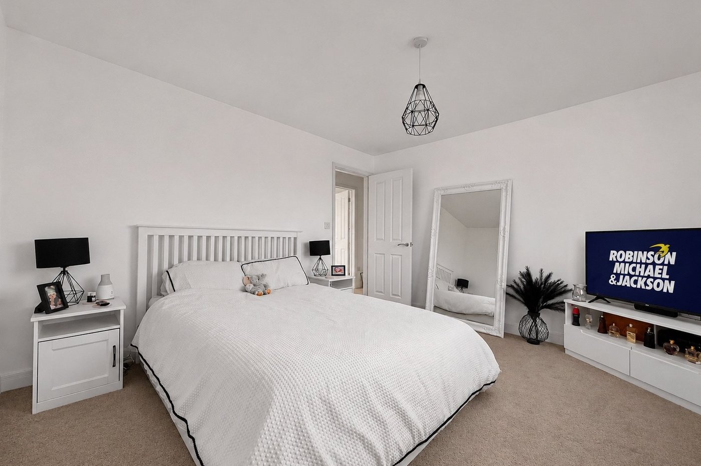 2 bedroom property for sale in Rainham | Robinson Michael & Jackson