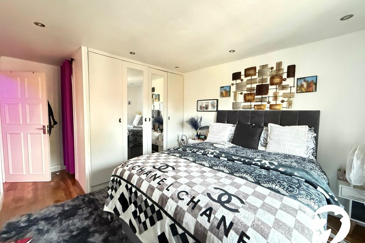 2 bedroom property for sale in London | Robinson Jackson