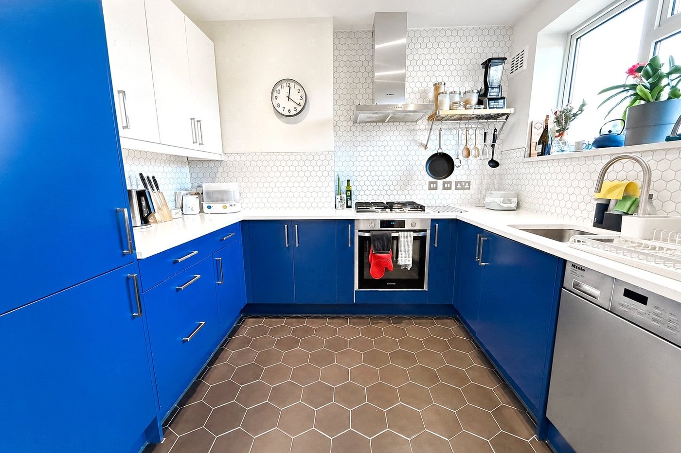 2 bedroom property for sale in London | Robinson Jackson