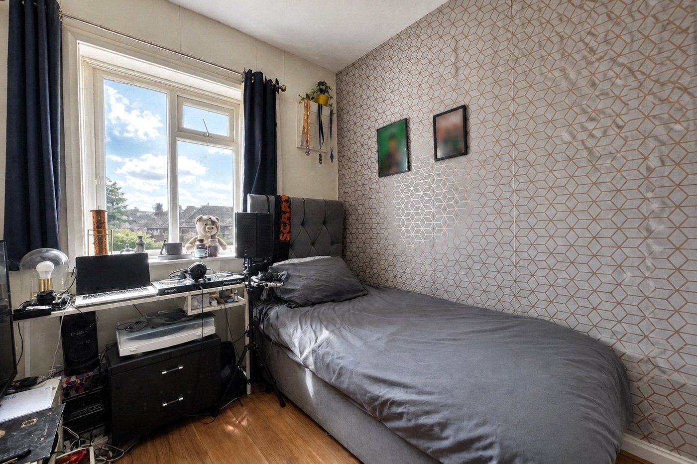 3 bedroom house for sale in London | Robinson Jackson
