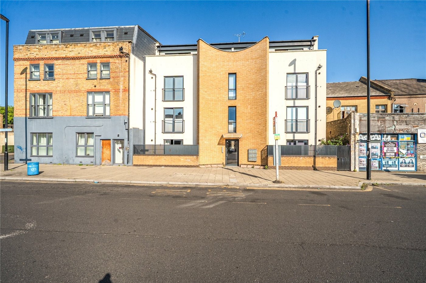 2 bedroom property for sale in London | Robinson Jackson