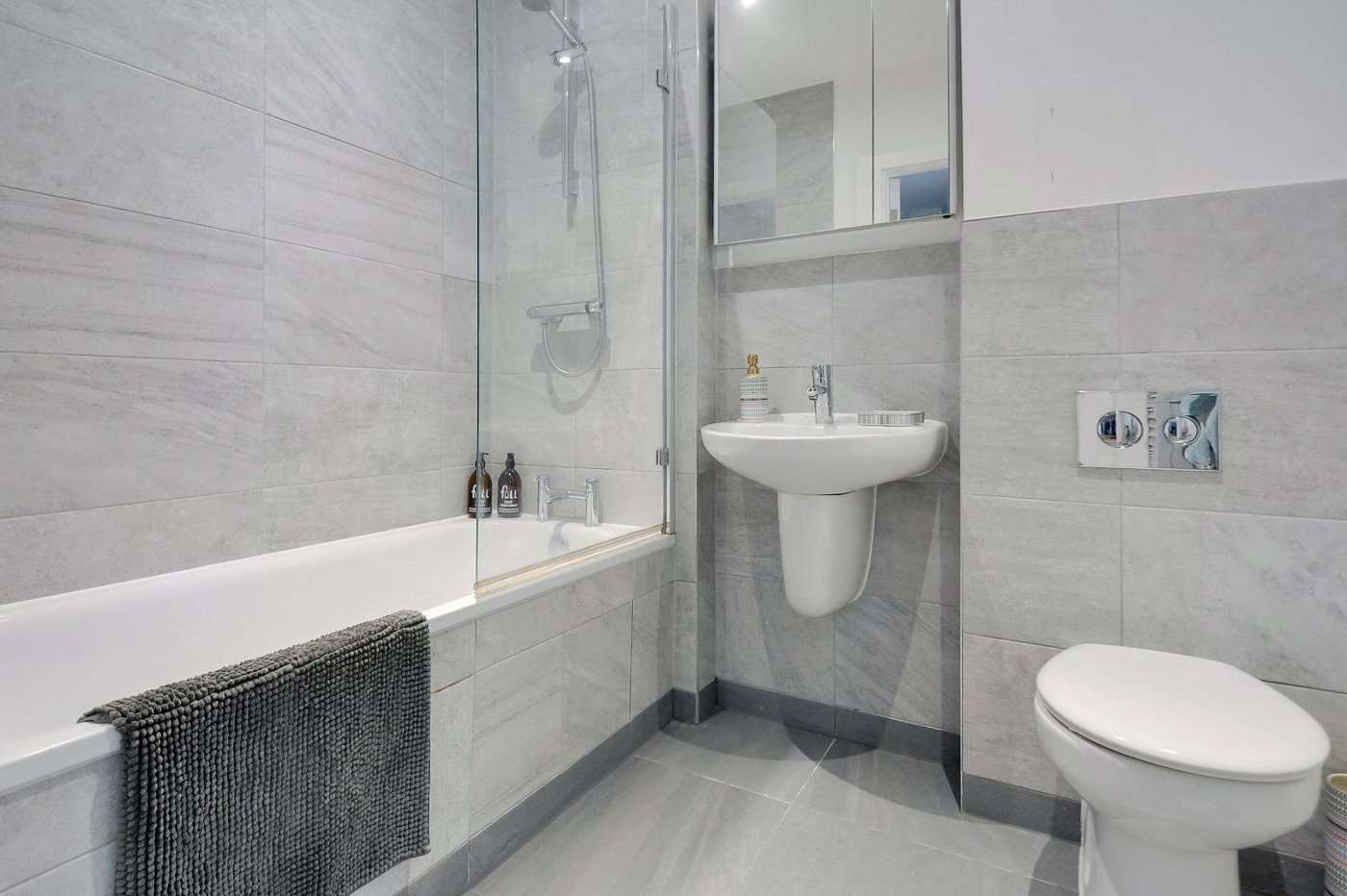 2 bedroom property for sale in London | Robinson Jackson