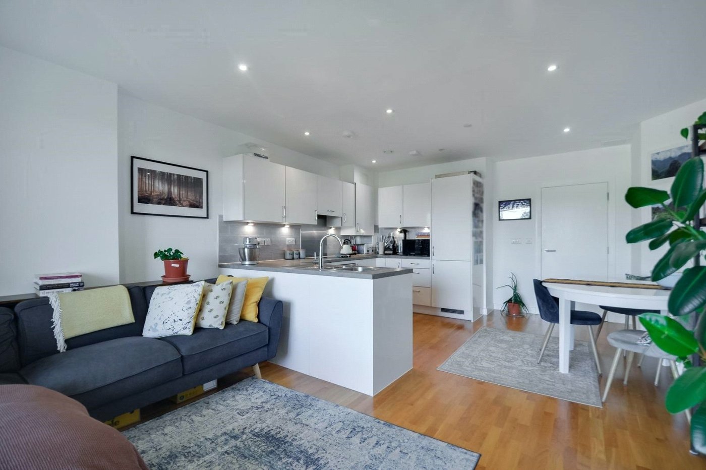 2 bedroom property for sale in London | Robinson Jackson