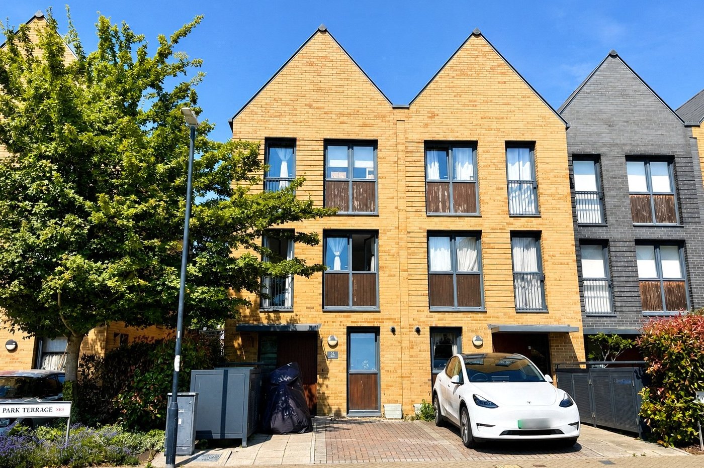 3 bedroom house for sale in London | Robinson Jackson