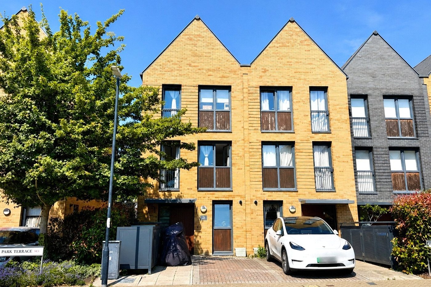 3 bedroom house for sale in London | Robinson Jackson