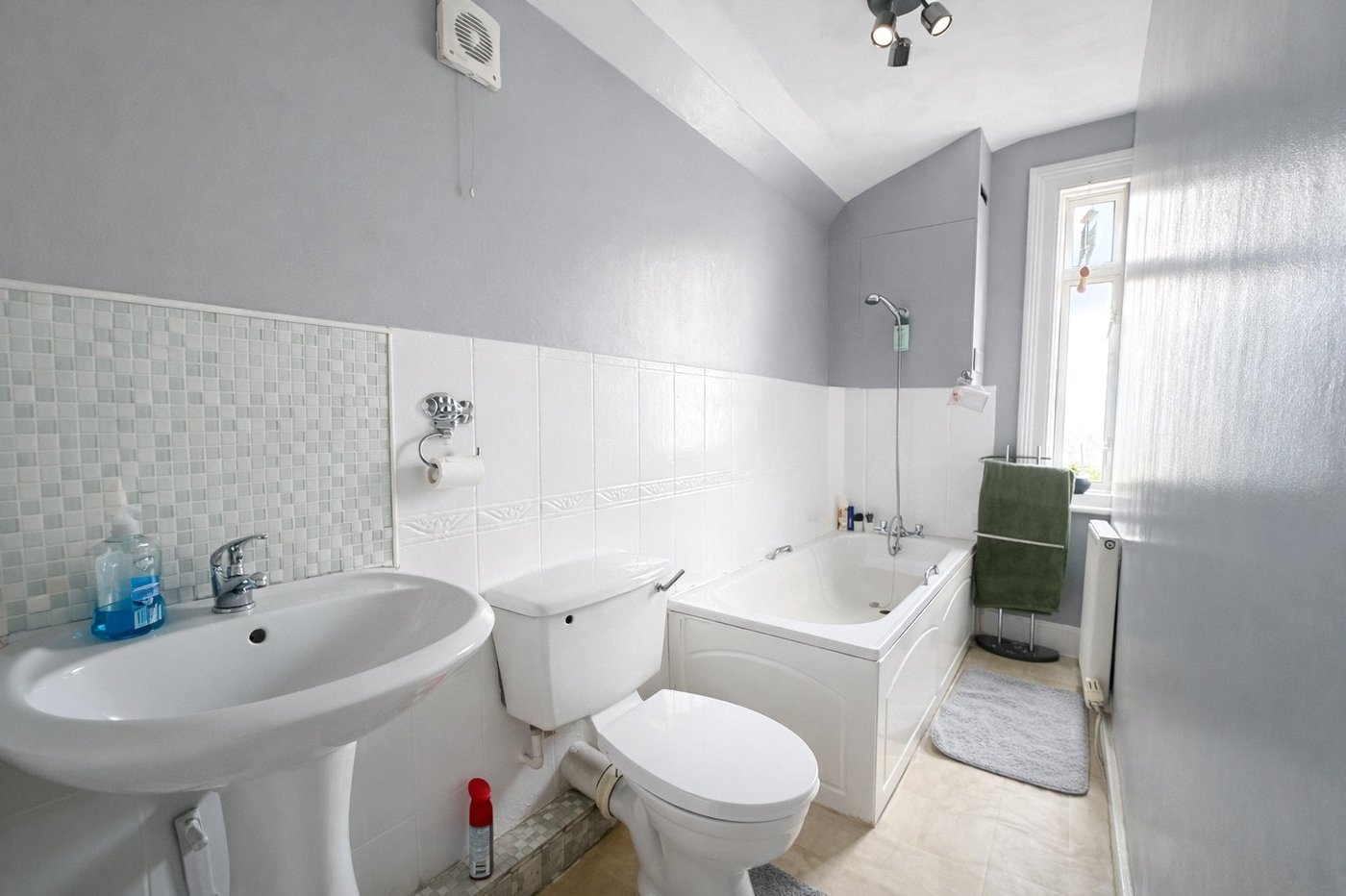 3 bedroom house for sale in London | Robinson Jackson