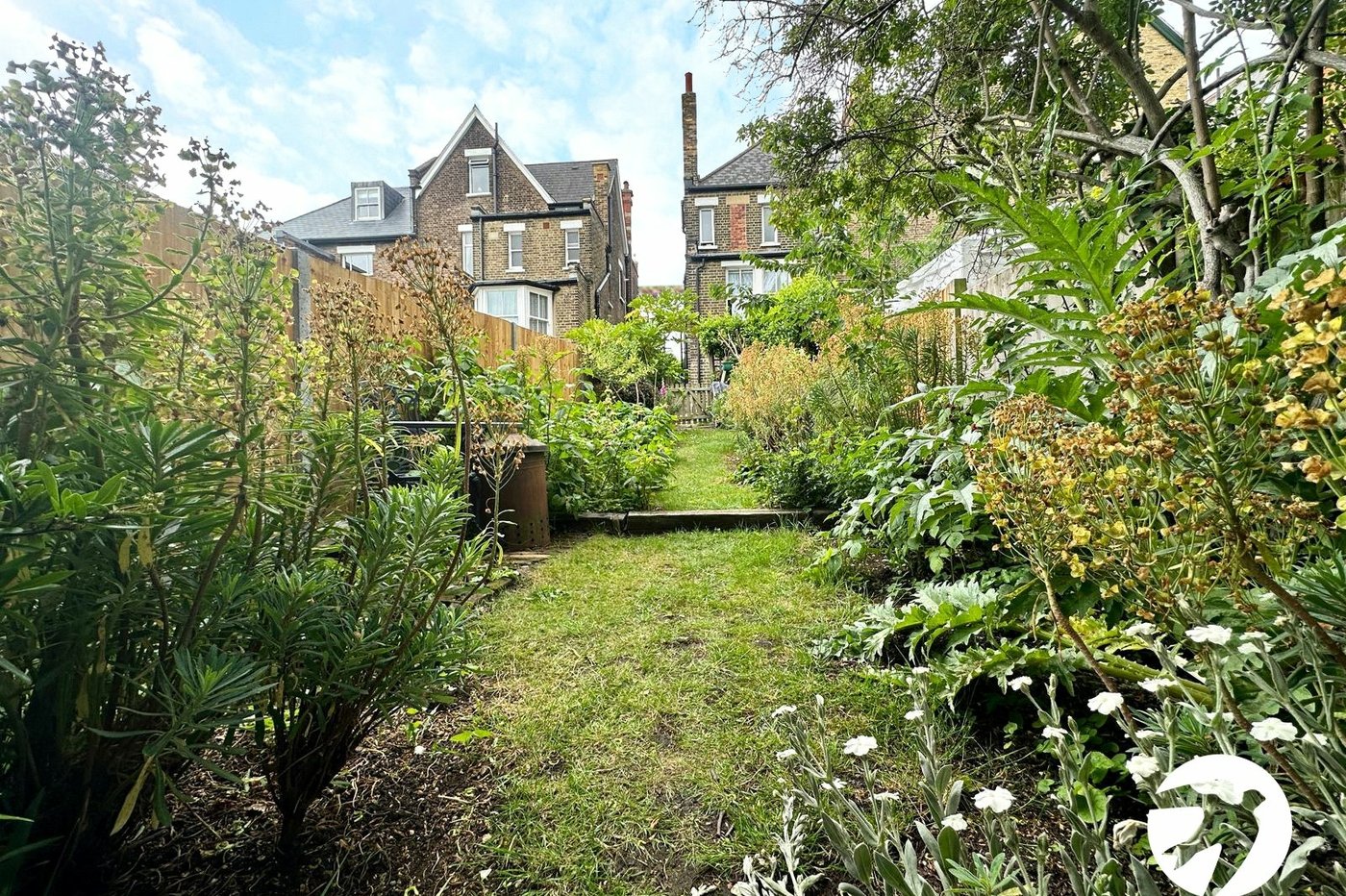 3 bedroom property for sale in London | Robinson Jackson