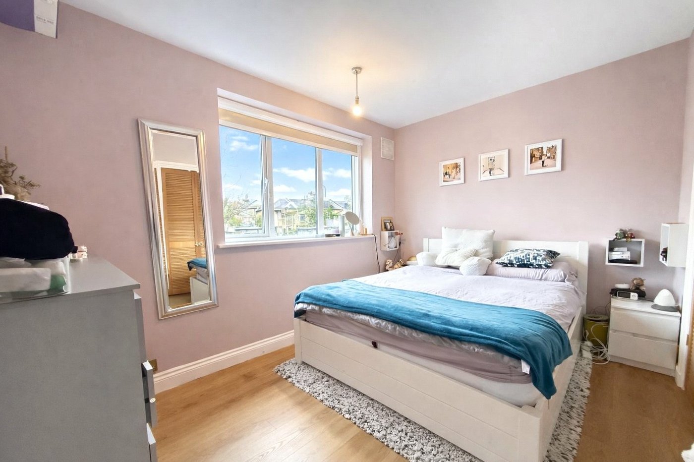 2 bedroom property for sale in London | Robinson Jackson