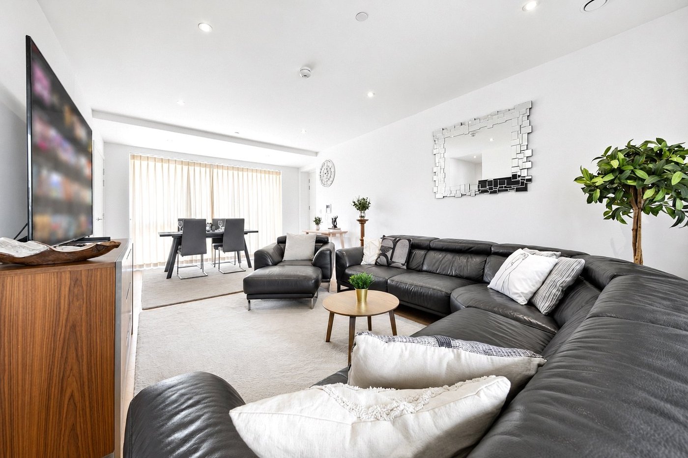 3 bedroom property for sale in London | Robinson Jackson