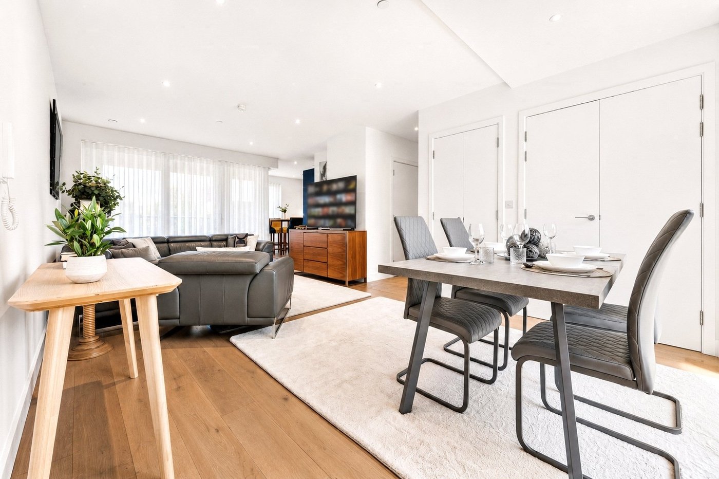 3 bedroom property for sale in London | Robinson Jackson