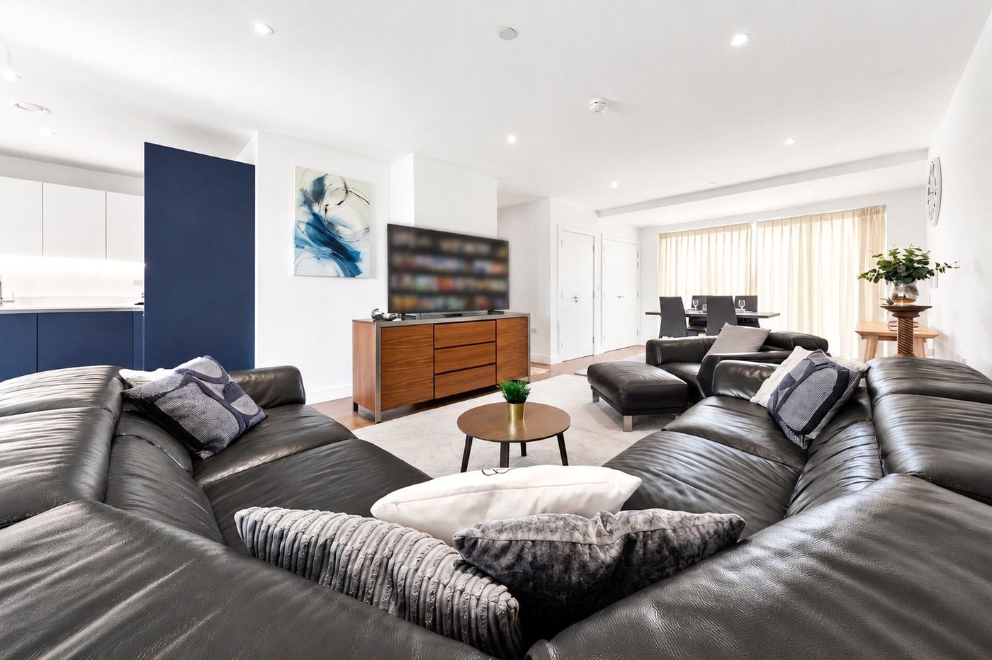 3 bedroom property for sale in London | Robinson Jackson