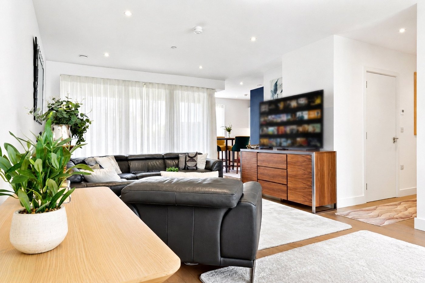 3 bedroom property for sale in London | Robinson Jackson