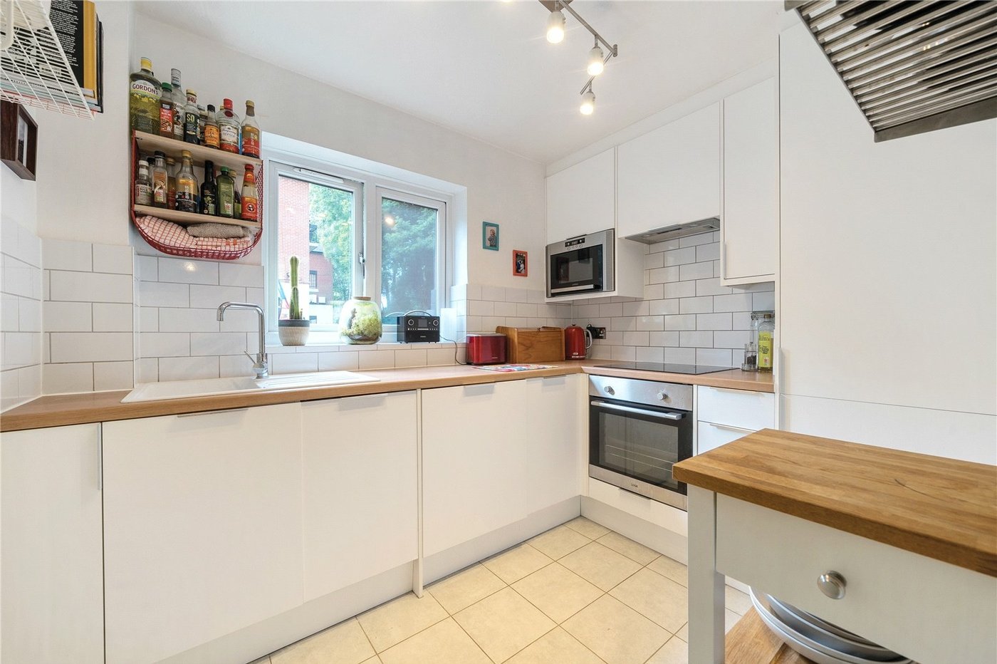 2 bedroom property for sale in London | Robinson Jackson
