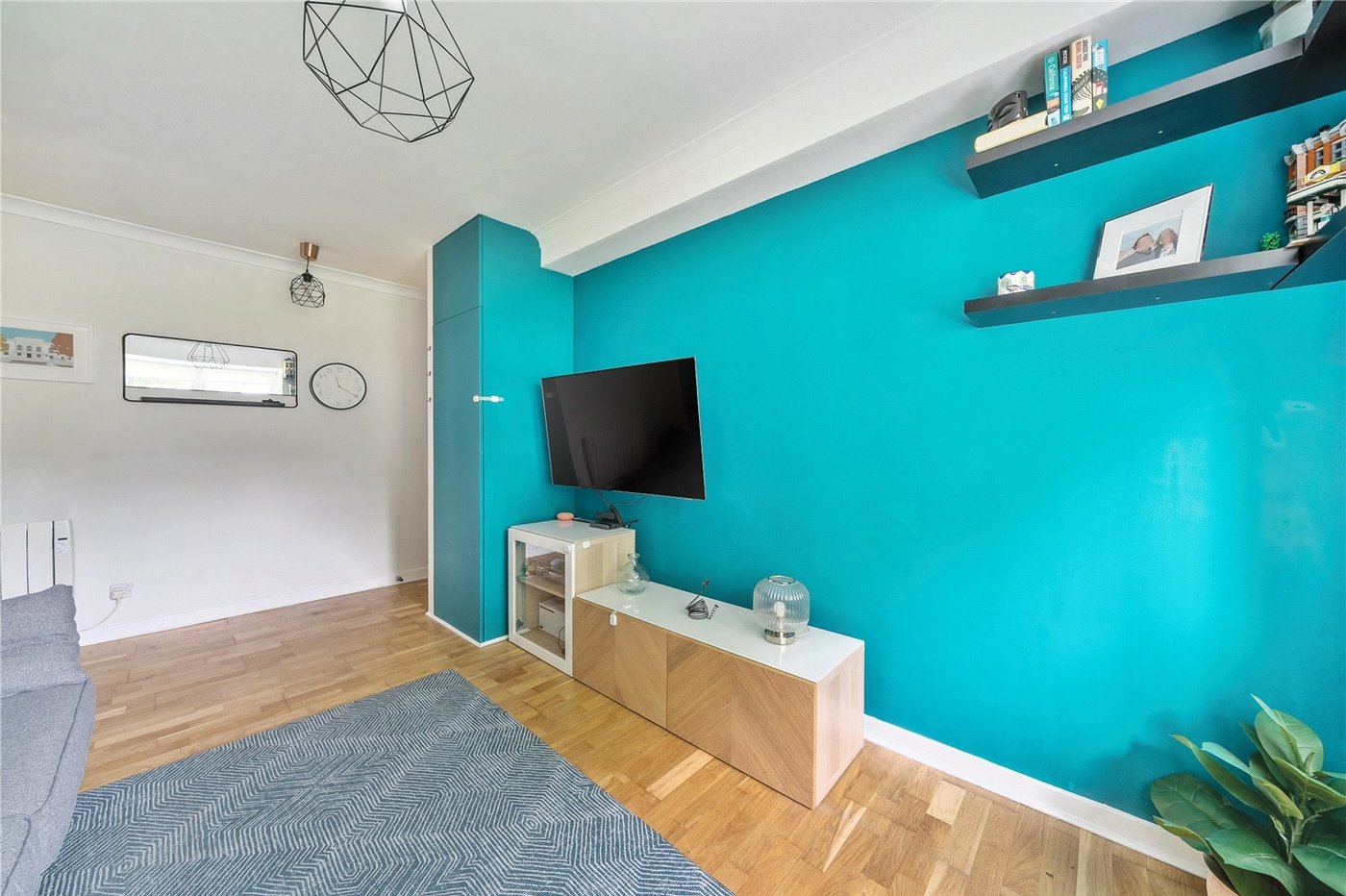 2 bedroom property for sale in London | Robinson Jackson