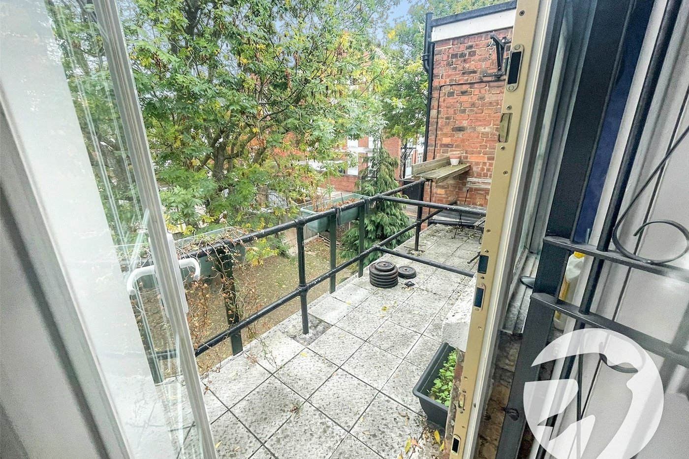 3 bedroom property for sale in London | Robinson Jackson