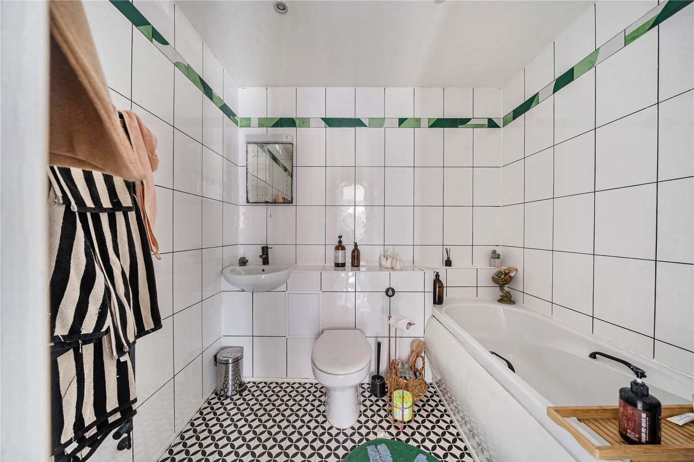 2 bedroom property for sale in London | Robinson Jackson