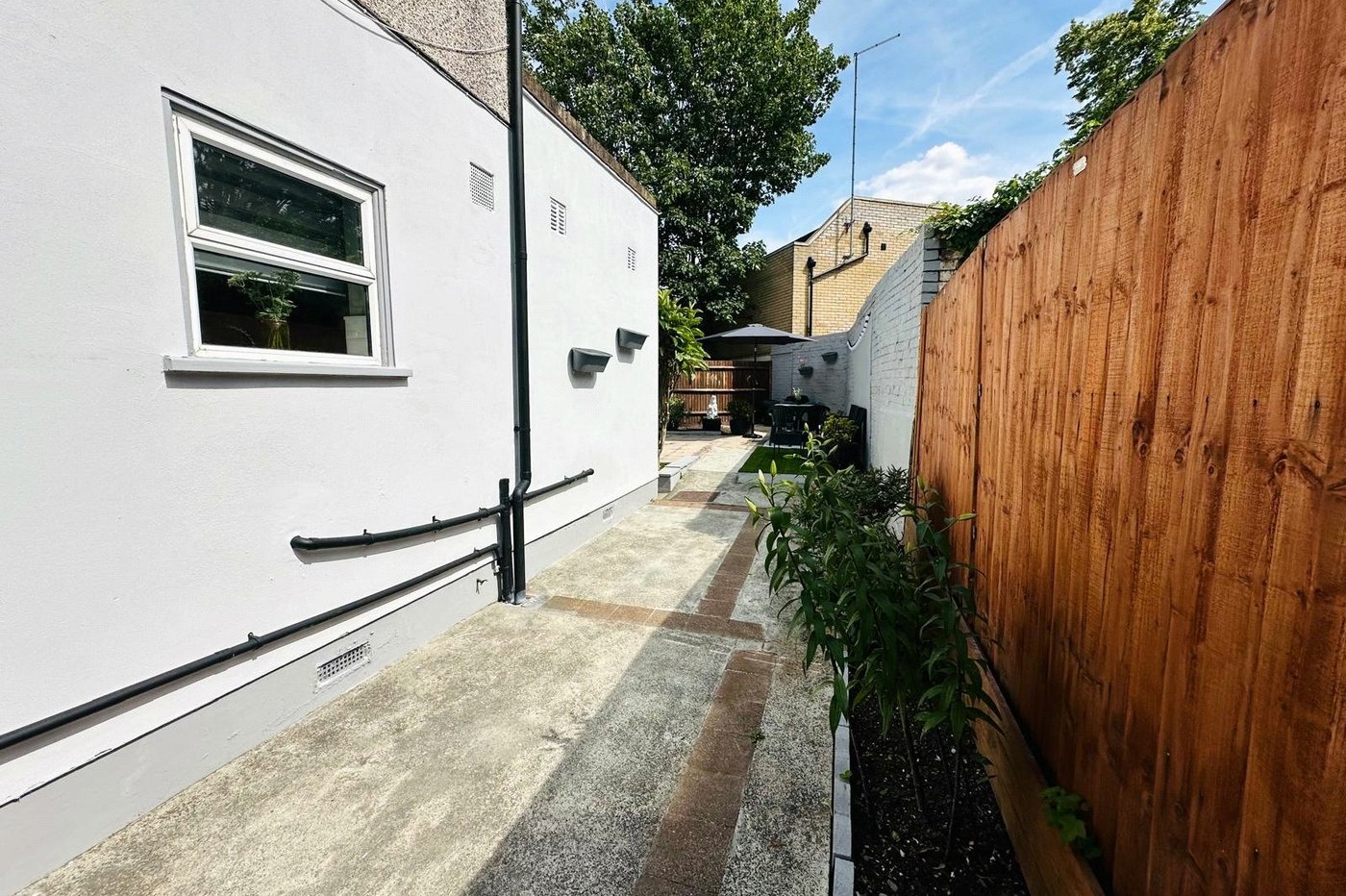 3 bedroom house for sale in London | Robinson Jackson