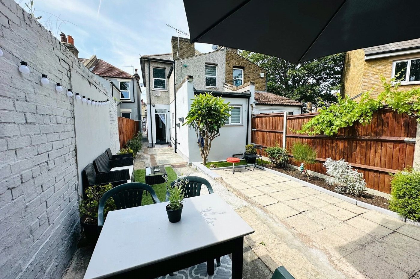 3 bedroom house for sale in London | Robinson Jackson