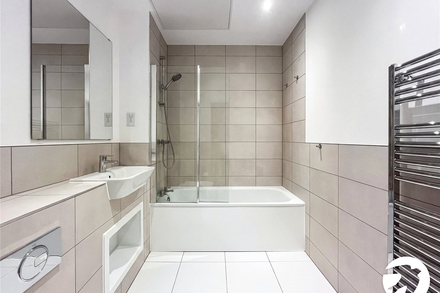 2 bedroom property for sale in Leybourne | Robinson Michael & Jackson