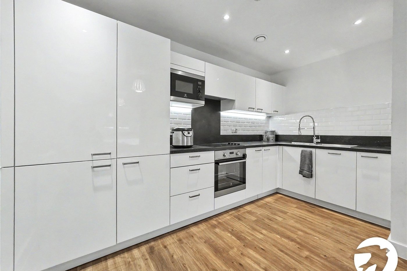 2 bedroom property to rent in London | Robinson Jackson