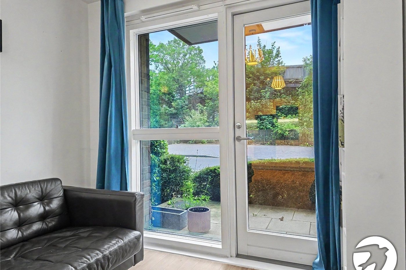 2 bedroom property to rent in London | Robinson Jackson