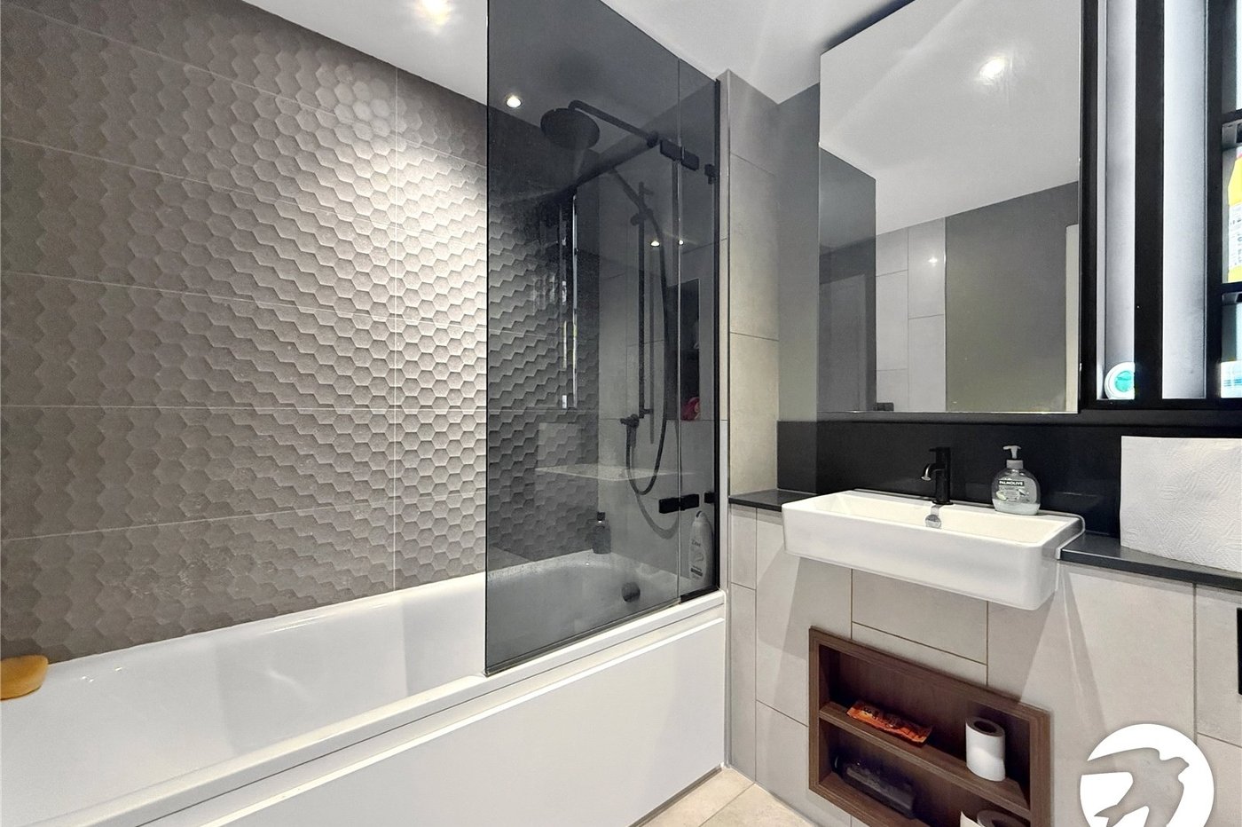 2 bedroom property to rent in London | Robinson Jackson