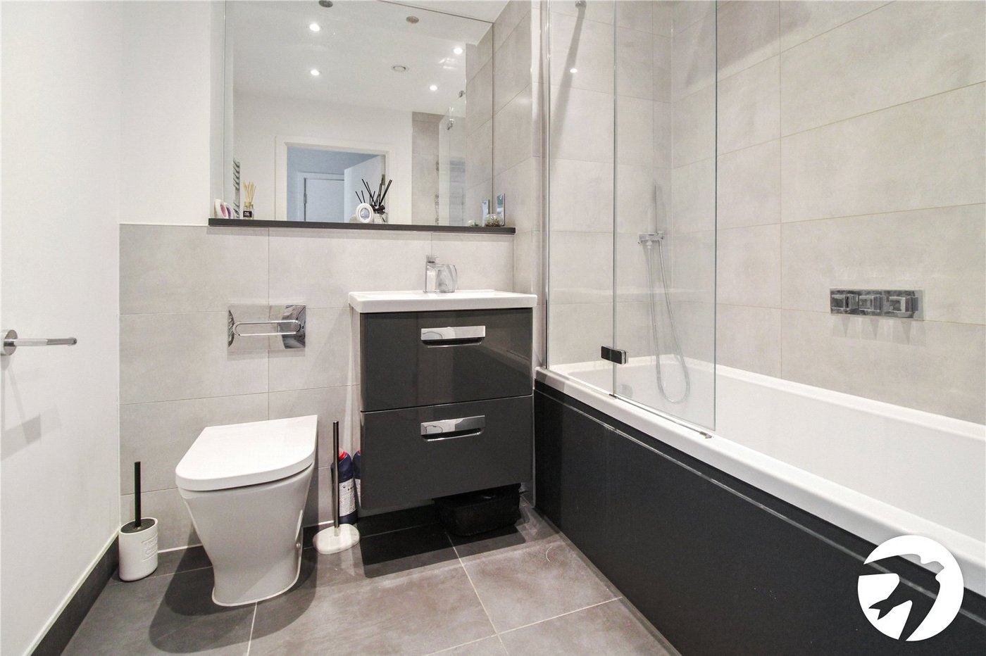 2 bedroom property to rent in Greenhithe | Robinson Michael & Jackson